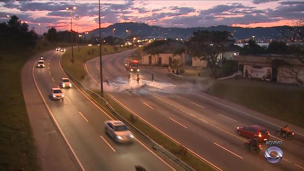 Via Expressa ficou bloqueada por cerca de uma hora (Foto: Reprodução/RBS TV)