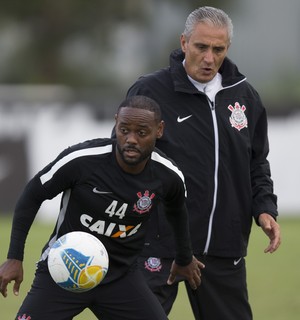 Com Tite atrás de um pivô, Love tenta desencartar fora de casa no Brasileirão