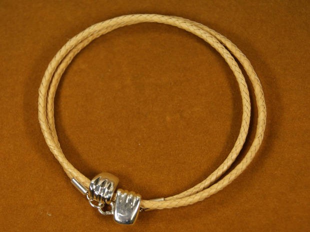 O colar em prata foi inspirado nos promesseiros da corda.  (Foto: Divulgação/Igama)