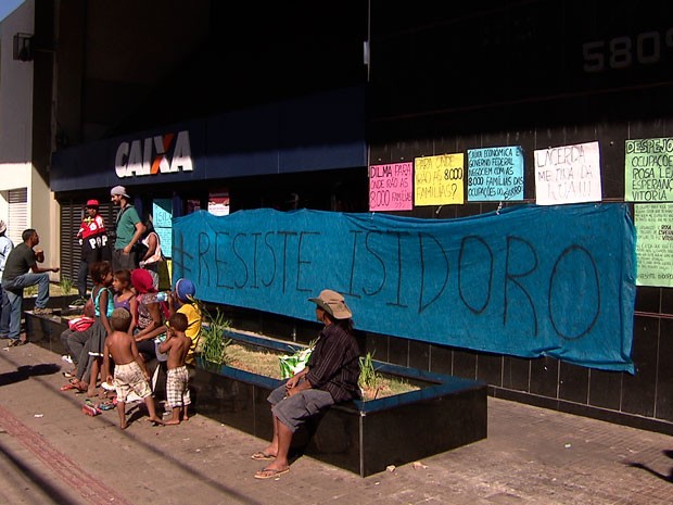 G1 Integrantes de ocupações protestam em agência da Caixa em BH