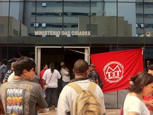 Integrantes do MTST invadem a sede do Ministério das Cidade na manhã desta quarta (24) (Foto: Willian Farias / G1)
