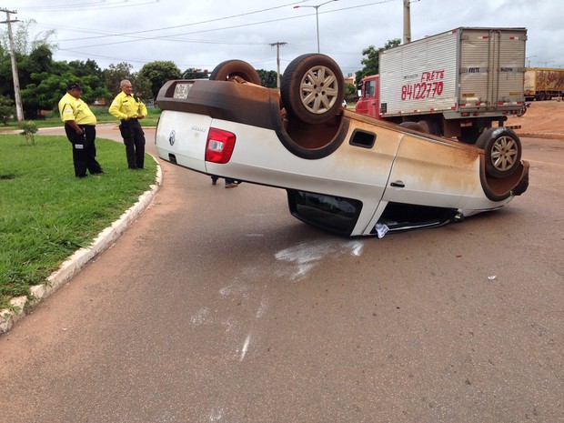 Carro capotou na quadra 1206 Sul em Palmas (Foto: Wilton Dias/Tv Anhanguera)