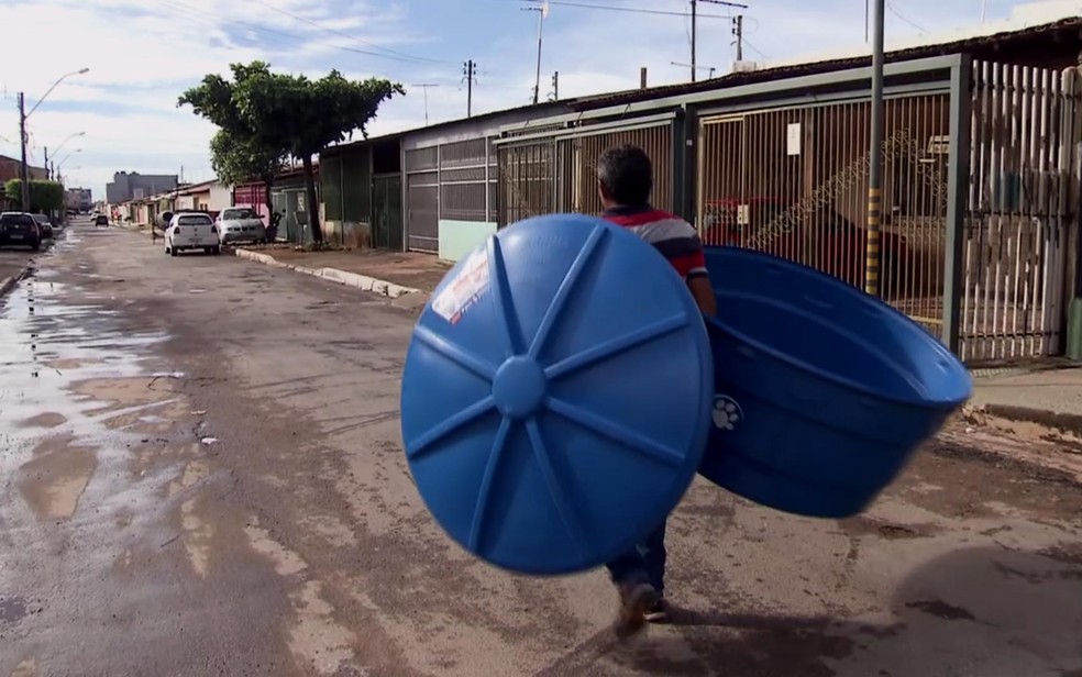 Morador do DF corre para comprar caixa d'água e reduzir impacto do racionamento (Foto: TV Globo/Reprodução)