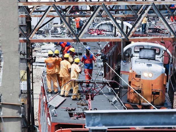 Técnicos da concessionária Supervia trabalham para restabelecer a circulação de trens na estação São Cristóvão, zona norte do Rio de Janeiro (RJ). (Foto: Paulo Campos/Futura Press/Estadão Conteúdo) Técnicos da concessionária Supervia trabalham para restabelecer a circulação de trens na estação São Cristóvão, zona norte do Rio de Janeiro (RJ). (Foto: Paulo Campos/Futura Press/Estadão Conteúdo)