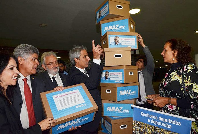 Parlamentares recebem petição online organizada pelo músico Gilberto Gil pedindo a votação integral do Marco Civil da Internet (Foto: José Cruz/Agência Brasil)
