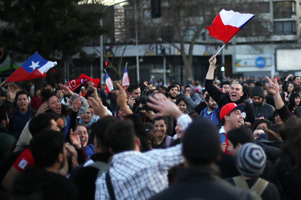 Torcida do Chile invade as ruas de Santiago após ida à final da Copa das Confederações (Foto: EFE)