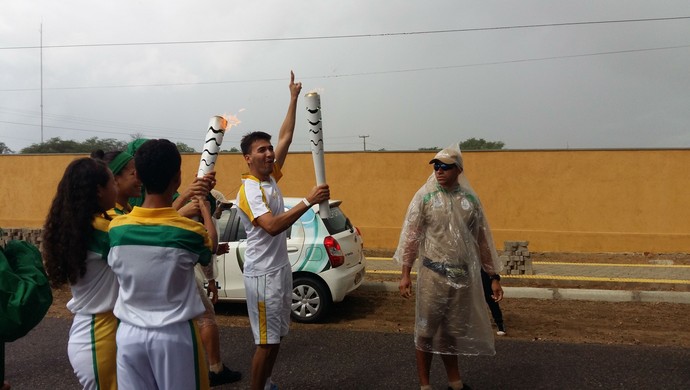 Na primeira parada, em Lajes, a emoção tomou conta do professor Airton Baracho (Foto: Jocaff Souza/GloboEsporte.com)