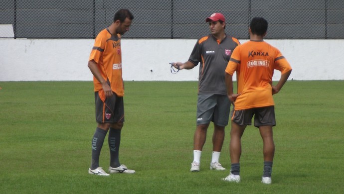Eduardo Souza conversa com Gabriel e Tozim (Foto: Caio Lorena / GloboEsporte.com)