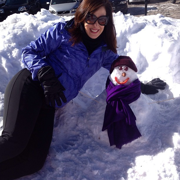 Claudia Raia posa após fazer boneco de neve (Foto: Instagram)
