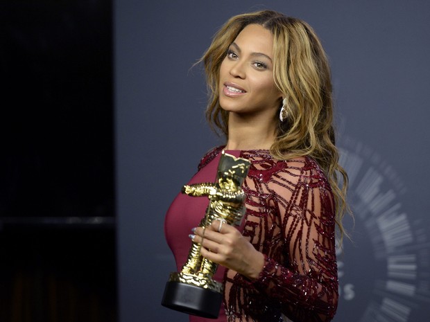 Beyoncé posa com o prêmio que ganhou no VMA, em Los Angeles, nos Estados Unidos (Foto: Kevork Djansezian/ Reuters)