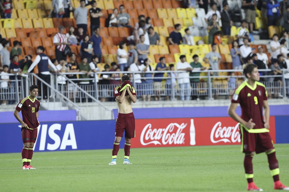 Jogadores da Venezuela desolados com a derrota na final do Mundial sub-20 (Foto: AP Photo/Lee Jin-man)