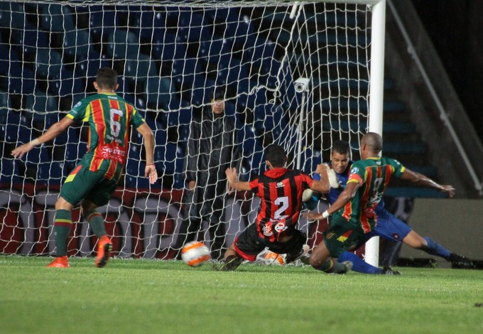 Robert faz gol do Sampaio contra Moto no Castelão (Foto: Biné Morais/O Estado)