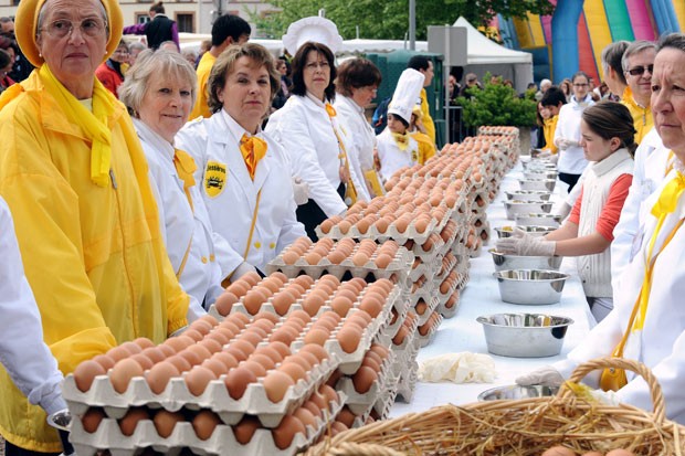 Omelete gigante foi feito com 15 mil ovos (Foto: Remy Gabalda/AFP)