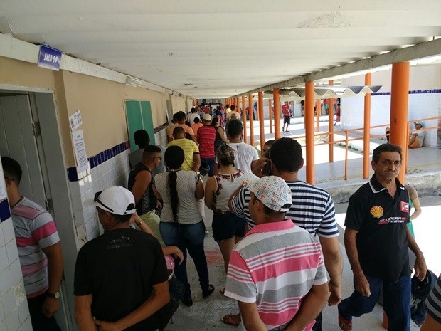 Também há filas na Escola José Nogueira, no bairro Santo Antônio, em Mossoró.