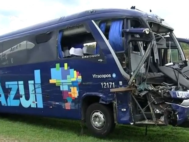 Acidente entre ônibus e caminhão interdita Bandeirantes em Jundiaí (Foto: Reprodução/TV TEM)