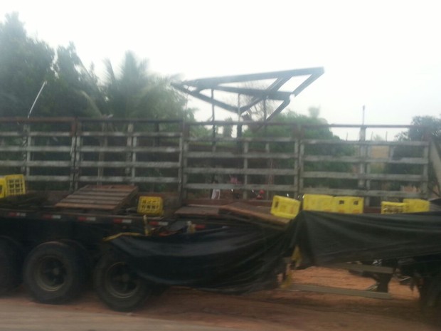 Parte da carga foi saqueada após acidente (Foto: Dulce Santana/ Voz da Bahia )