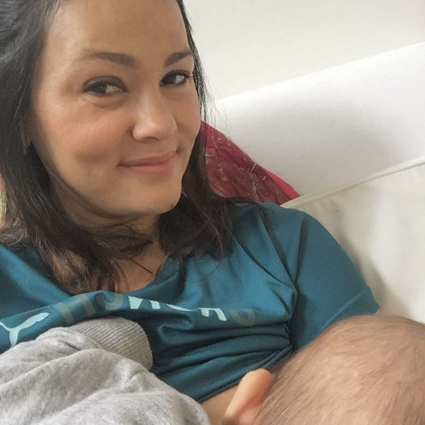 Suzana Alves amamentando o filho (Foto: Reprodução / Instagram)
