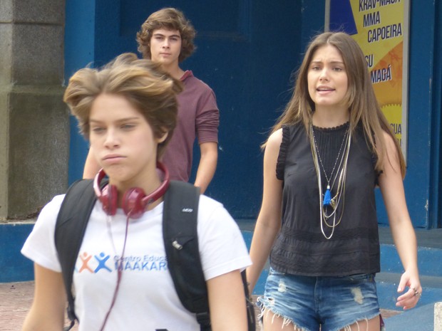 Karina não aguenta mais ver a irmã se meter na sua vida (Foto: Malhação / TV Globo)