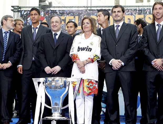 jogadores do Real Madrid com a taça do Espanhol (Foto: EFE) jogadores do Real Madrid com a taça do Espanhol (Foto: EFE)