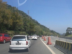 Motoristas estão tendo que ter paciência para descer a Serra de Petrópolis (Foto: Cíntia Carvalho) Motoristas estão tendo que ter paciência para descer a Serra de Petrópolis (Foto: Cíntia Carvalho)