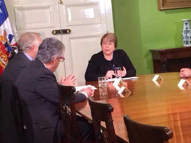 A presidente Michelle Bachelet faz reunião de emergência por causa do terremoto (Foto: Reprodução/Twitter/GobiernodeChile)