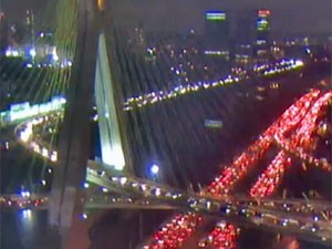 Trânsito parado na Marginal Pinheiros na noite desta sexta (Foto: Reprodução)