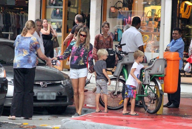 Fernanda Lima e filhos nas ruas de Ipanema, RJ (Foto: JC Pereira/AgNews)