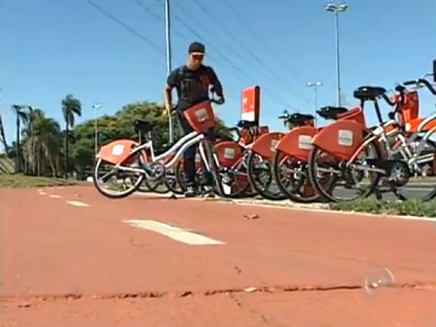 Moradores podem emprestar bicicletas em 19 pontos espalhados pela cidade (Foto: Reprodução/TV Tem)