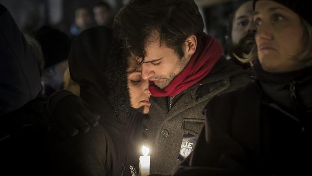 Franceses lamentam atentado em Paris (Foto: Agência EFE)