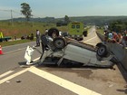 Veículo capota em acidente na Tamoios (Reprodução/TV Vanguarda)