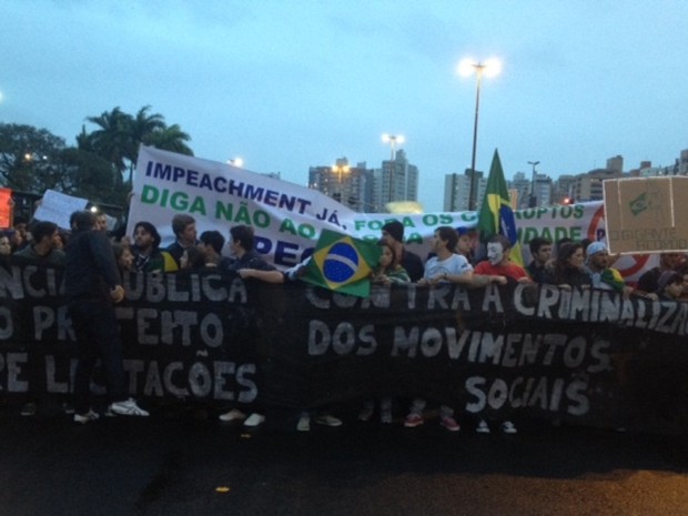 Pessoas levam faixas e cartazes para o protesto em Florianópolis (Foto: Cristiano Anunciação Amigo)