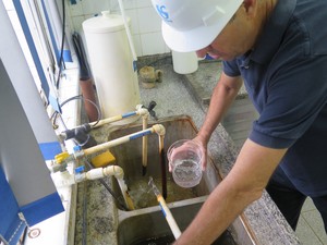 Água é monitorada 24h em laboratório da Sabesp (Foto: Orion Pires / G1)