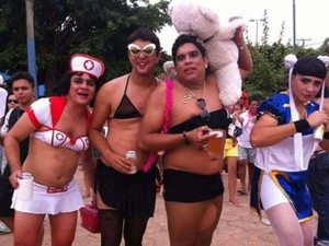 Homens se vestem de mulheres no Bloco das Piranhas (Foto: Divulgação/Prefeitura de Xambioá)