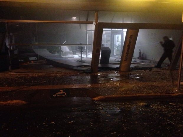 Sala de auto-atendimento ficou destruída com os estilhaços provocados pela explosão. Rio Preto (Foto: Divulgação / Polícia Militar)