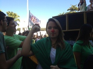Ana Laura Teles protesta em Goiânia por uma "uma escola pública de qualidade" (Foto: Versanna Carvalho/G1)