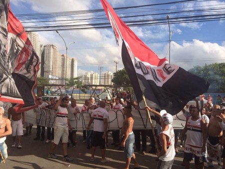 Protesto na porta do CT do São Paulo (Foto: Marcelo Hazan)