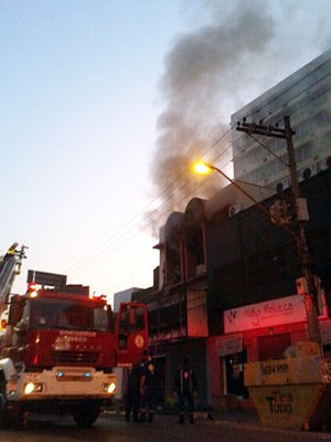 incêndio em Cuiabá (Foto: Denise Soares/G1)