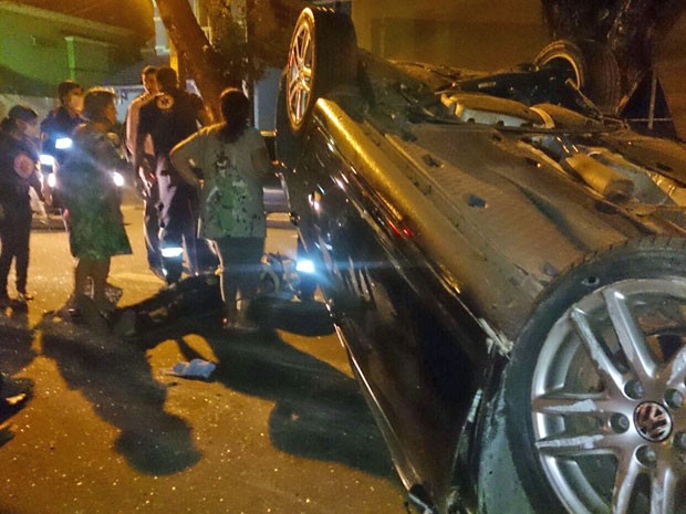 Condutor ainda atingiu uma árvore antes de capotar na avenida (Foto: Moema França/G1)