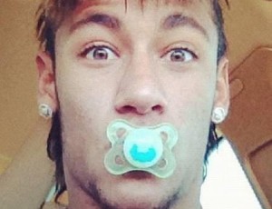 Neymar com chupeta de Davi Lucca (Foto: Reprodução  / Instagram)