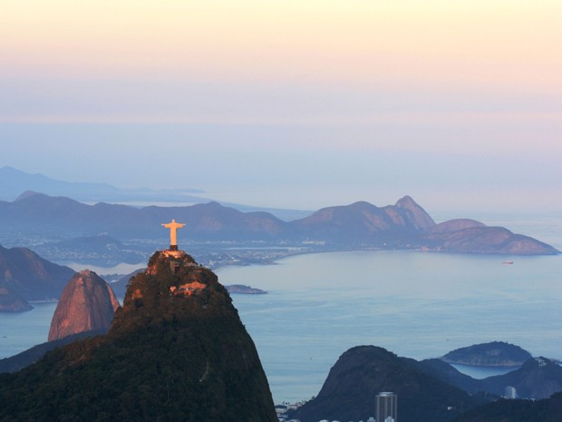 Vista do Cristo Redentor, ainda sob sol, com a Baía de Guanabara ao fundo (Foto: Marcos Teixeira Estrella/TV Globo)
