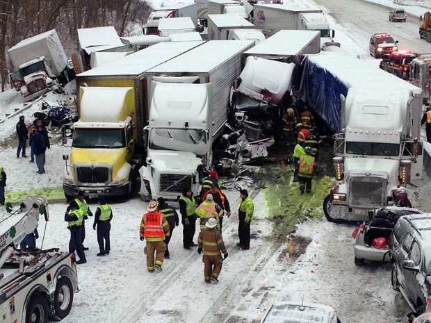 Equipes de emergência trabalham no local de um engavetamento envolvendo cerca de 15 caminhões e outros 15 veículos de passeio e caminhonetes perto da cidade de Michigan, Indiana. (Foto: Indiana State Police/AP)