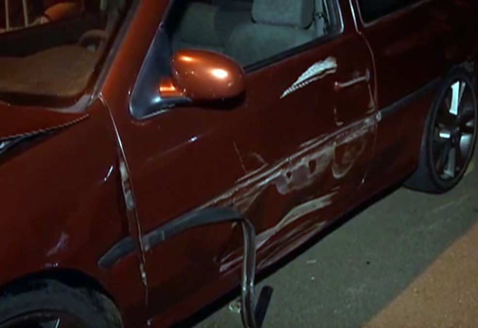 Veículos que estavam estacionados na rua também foram atingidos pela carreta (Foto: Reprodução/TV Fronteira)