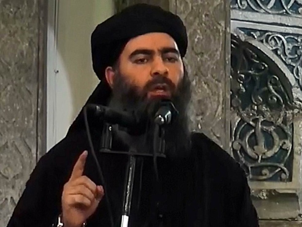 Abu Bakr al-Baghdadi, líder do Estado Islâmico, durante sermão em uma mesquita de Mosul, no Iraque. A imagem foi retirada de um vídeo divulgado em julho de 2014  (Foto: Al-Furqan Media/Anadolu Agency/AFP/Arquivo)