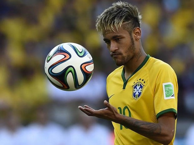 Neymar se prepara para bater pênalti em jogo contra o Chile (Foto: Reuters/Dylan Martinez)