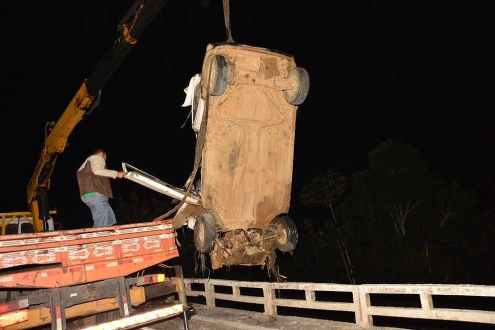 Veículo onde estavam as vítimas foi guinchado após despencar de ponte (Foto: Blog Verdinho de Itabuna)