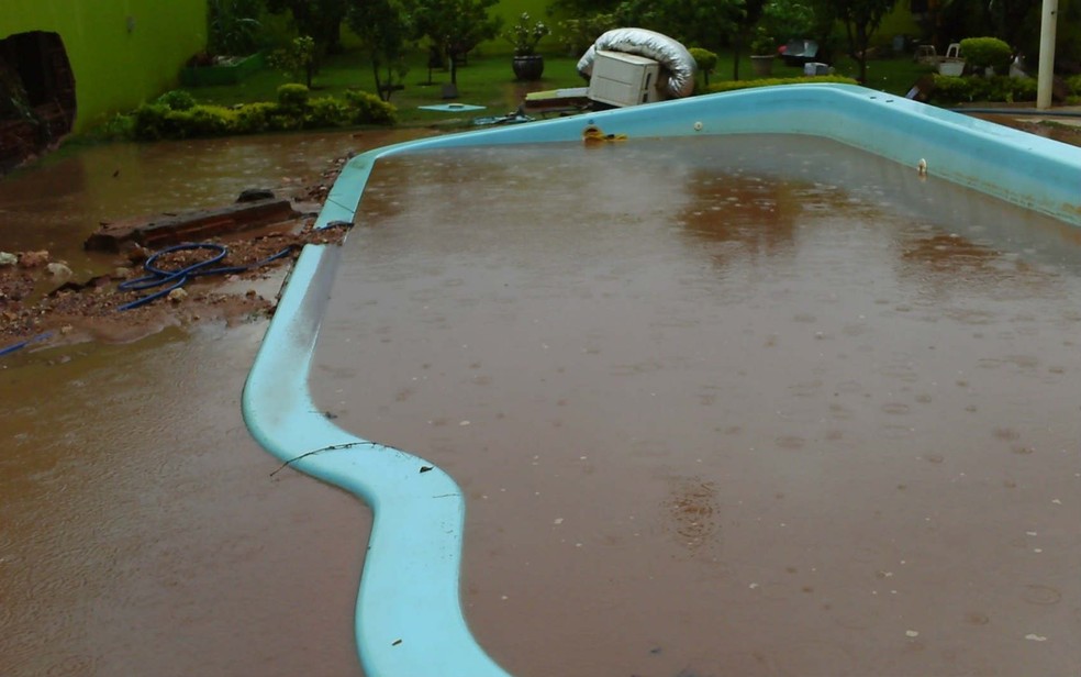 Imagem que compõe a defesa de Telma Rufino mostra casa inundada em Arniqueiras, em 2011 (Foto: Administração de Águas Claras/Reprodução)
