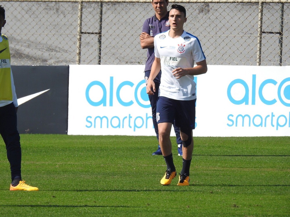 Mantuan volta a treinar com bola no Corinthians e comemora evolução