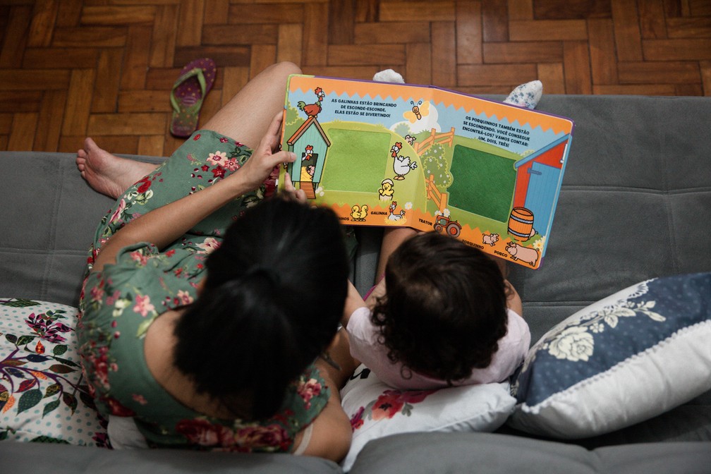 Ler antes de dormir é uma opção para acalmar e ajudar a elaborar fantasias (Foto: Marcelo Brandt/G1)