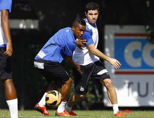 Cicinho e Mena, Santos (Foto: Ricardo Saibun / Divulgação Santos FC)