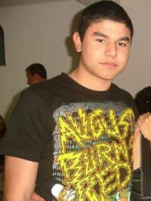 O estudante Victor Hugo Santos em foto com camiseta que ele usava no dia da festa - usp2